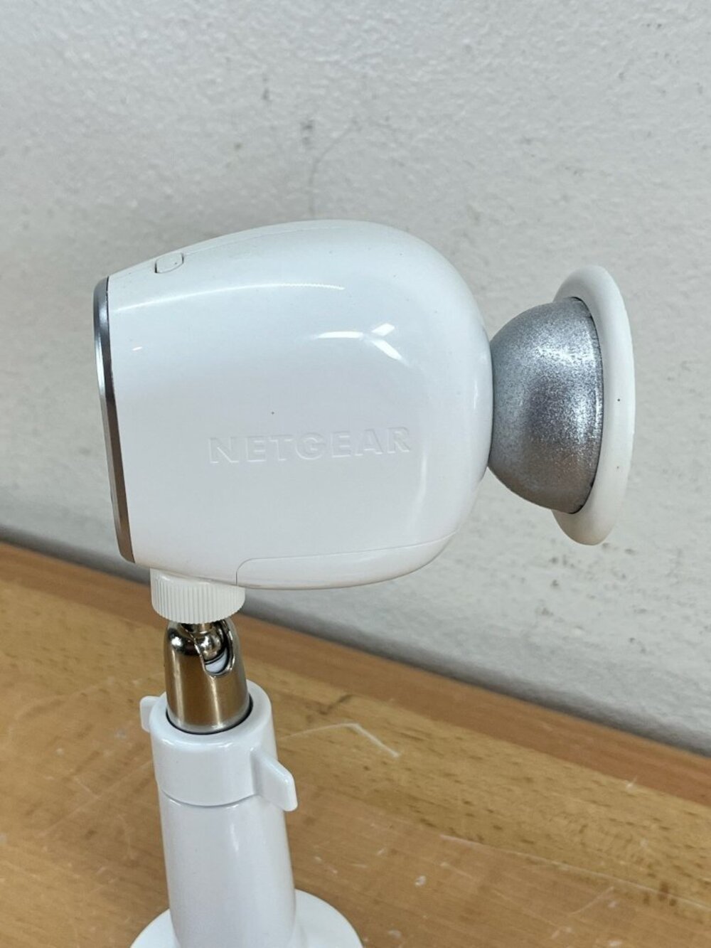 NETGEAR ARLO VMC3030 Indoor/Outdoor Security Camera & 2 Mounts - Picture 5 of 8